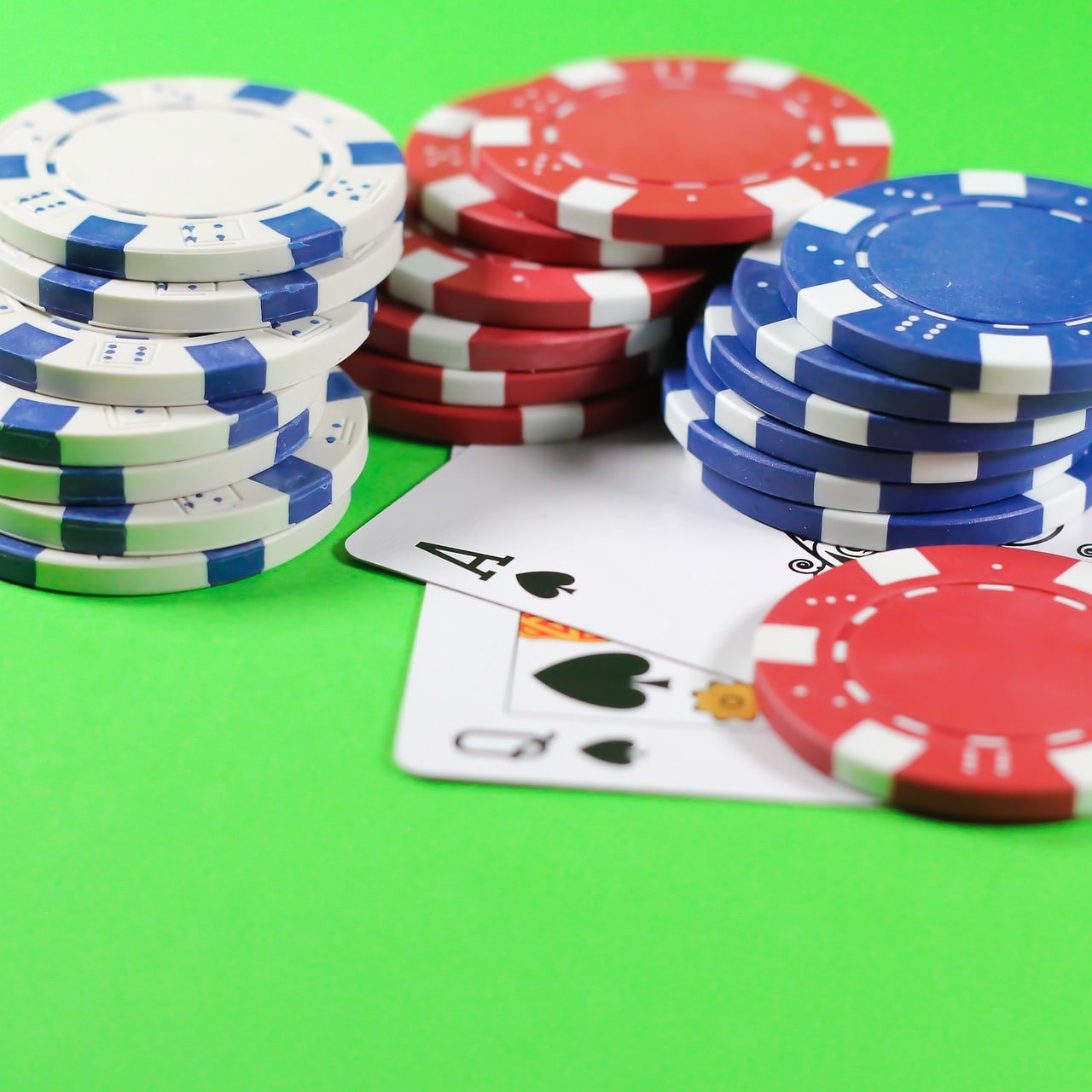 Studio dealer langsung bandit88 dengan meja blackjack dan baccarat, kamera multi-sudut, dan antarmuka pemain interaktif